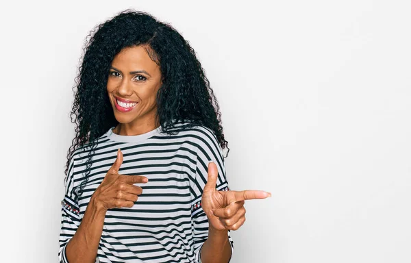 Donna Afro Americana Mezza Età Che Indossa Abiti Casual Puntando — Foto Stock