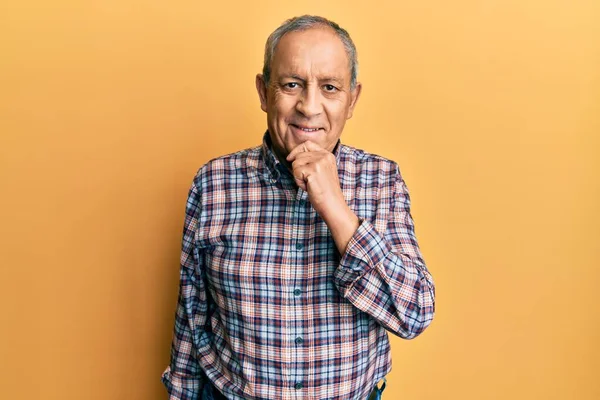 Bonito Homem Sênior Com Cabelos Grisalhos Vestindo Camisa Casual Olhando — Fotografia de Stock