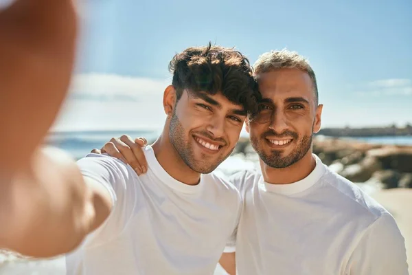 Genç Eşcinsel Çift Kumsalda Telefon Başında Mutlu Bir Şekilde Selfie — Stok fotoğraf