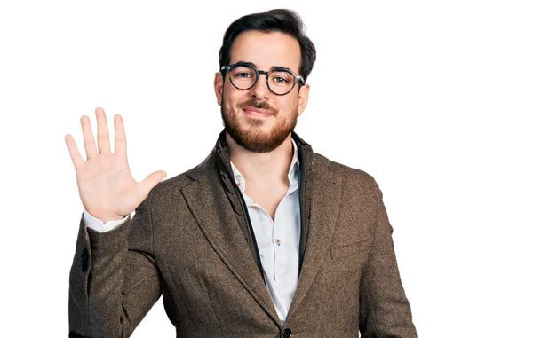 Ceketi Gözlük Takan Genç Spanyol Adam Beş Numarayı Gösterip Işaret — Stok fotoğraf