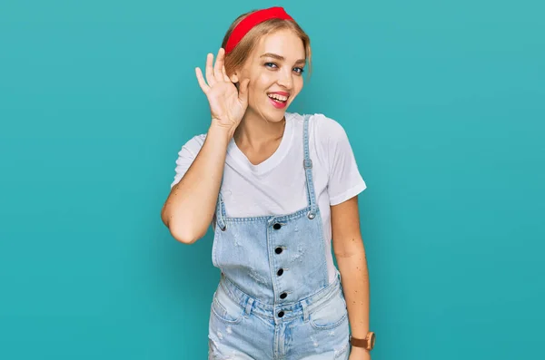 Mladá Běloška Oblečená Neformálního Oblečení Usmívá Rukou Přes Ucho Poslouchá — Stock fotografie