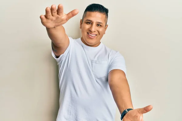 Young Latin Man Wearing Casual White Shirt Looking Camera Smiling — Stock Photo, Image