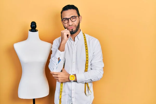 Hombre Hispano Con Barba Modista Diseñador Pie Por Maniquí Cara — Foto de Stock