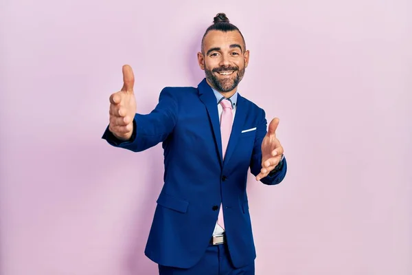 Junger Hispanischer Mann Businessanzug Und Krawatte Der Lächelnd Mit Offenen — Stockfoto