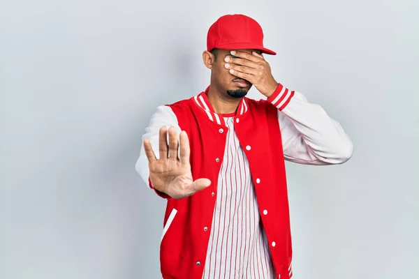 Junger Afrikanisch Amerikanischer Mann Baseball Uniform Der Die Augen Mit — Stockfoto