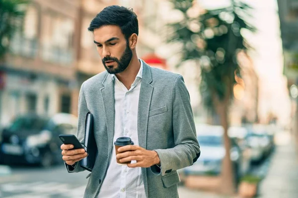 Jonge Spaanse Zakenman Met Serieuze Expressie Met Smartphone Het Drinken — Stockfoto