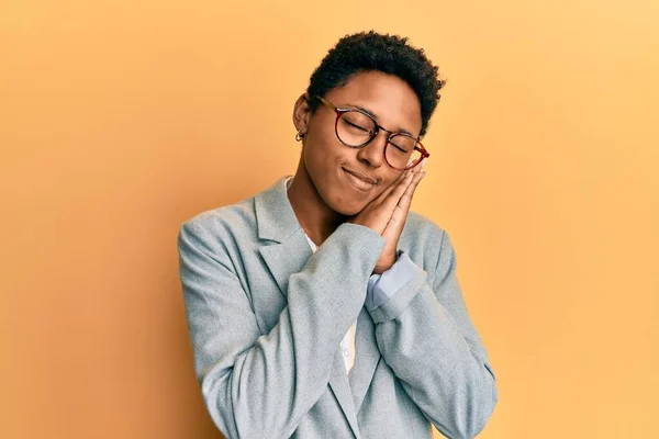 Jovem Afro Americana Vestindo Jaqueta Negócios Óculos Dormindo Cansado Sonhando — Fotografia de Stock