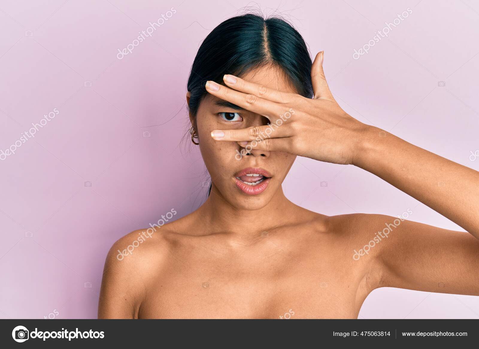 Молодая Китаянка Стоя Топлесс Показывая Кожу Подглядывая Шоковом.