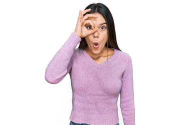 Günlük kıyafetler giyen genç İspanyol kız şaşırmış yüz ifadesiyle şok olmuş, parmaklarından bakan gözler. İnançsız ifade. 