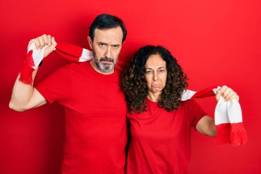 Orta yaşlı İspanyol bir çift ve eşarp takan bir adam futbol holiganları için amigoluk oyunu depresif ve endişe verici, sinirli ve korkmuş. hüzünlü ifade. 