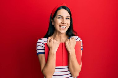 Genç İspanyol kadın elinde çılgın ve şaşkınlık dolu bir kitabı tutuyordu. Gözleri açık, heyecanla haykırıyordu.. 