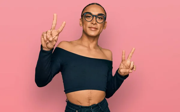 Hombre Transgénero Hispano Usando Maquillaje Pelo Largo Usando Ropa Mujer —  Fotos de Stock