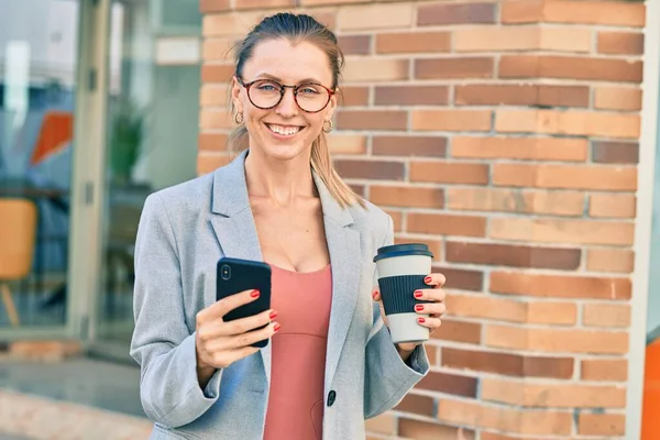 Jonge Blonde Zakenvrouw Met Smartphone Het Drinken Van Koffie Stad — Stockfoto