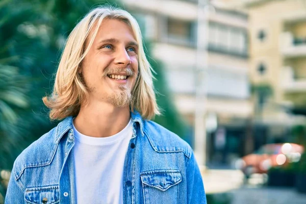 Jonge Blonde Scandinavische Man Lachend Gelukkig Staande Stad — Stockfoto