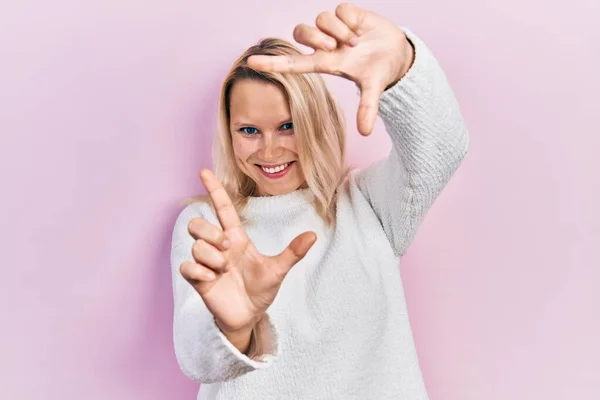 Vacker Kaukasiska Blond Kvinna Bär Casual Vinter Tröja Leende Gör — Stockfoto