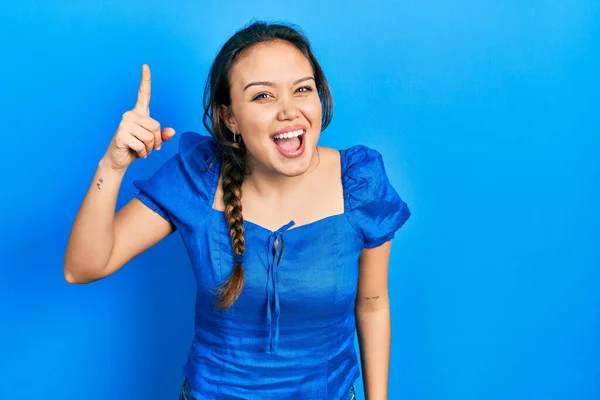 Joven Chica Hispana Con Ropa Casual Apuntando Con Dedo Hacia —  Fotos de Stock