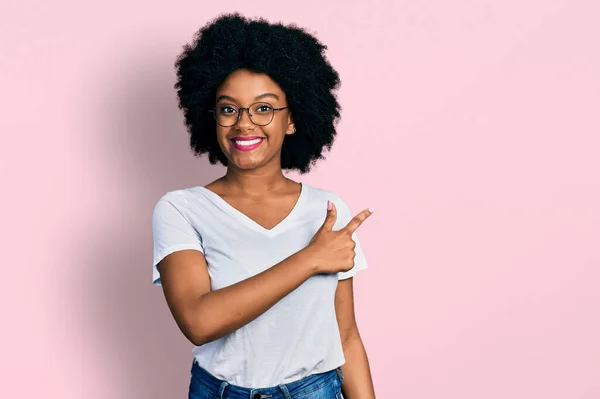 Genç Afro Amerikalı Kadın Günlük Beyaz Tişört Giyiyordu Neşeli Yüzünde — Stok fotoğraf