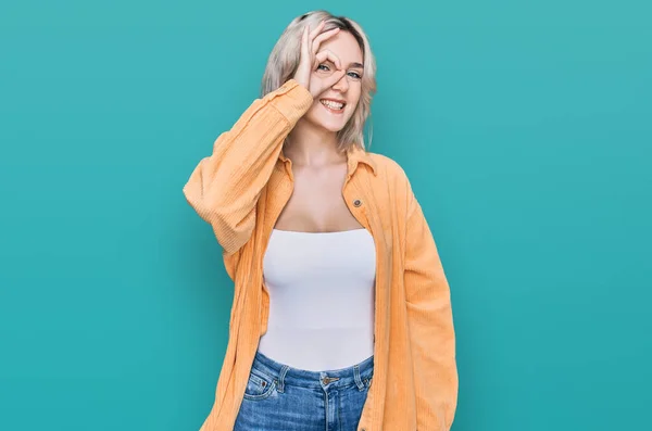 Joven Chica Rubia Vistiendo Ropa Casual Sonriendo Feliz Haciendo Signo — Foto de Stock