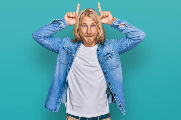 Kaukaski Mężczyzna Blond Długimi Włosami Luźnej Kurtce Jeansowej Robi Zabawny — Zdjęcie stockowe