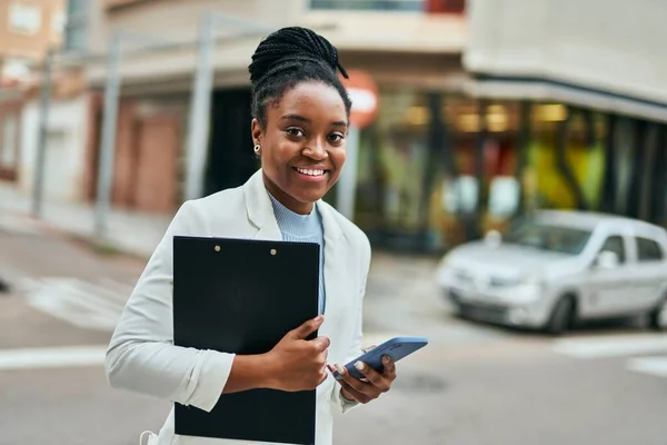 Mladý Africký Americký Podnikatelek Pomocí Smartphone Držení Schránky Městě — Stock fotografie