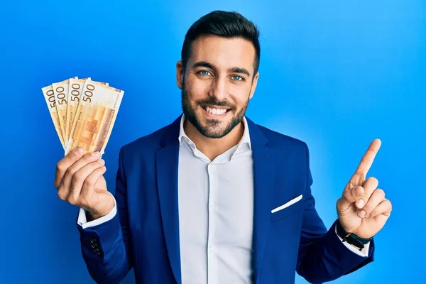 Fiatal Spanyol Üzletember Öltönyben Norvégkoronás Bankjegyekkel Kezében Boldogan Mosolyogva Kéz — Stock Fotó