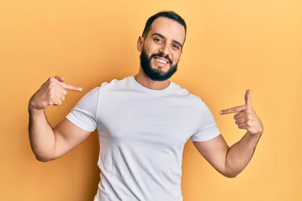 Young Man Beard Wearing Casual White Shirt Looking Confident Smile — Stock Photo, Image
