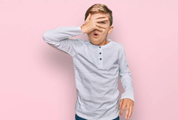 Kleine Blanke Jongen Draagt Casual Kleren Gluren Shock Bedekken Gezicht — Stockfoto