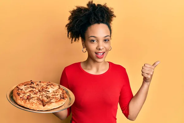 Jong Afrikaans Amerikaans Meisje Houden Italiaanse Pizza Wijzen Duim Naar — Stockfoto