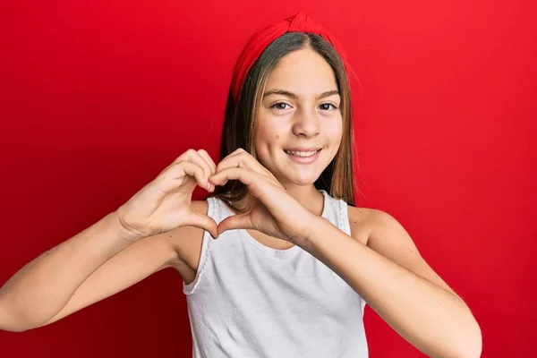 Schöne Brünette Kleine Mädchen Tragen Legeres Weißes Shirt Lächelnd Verliebt — Stockfoto