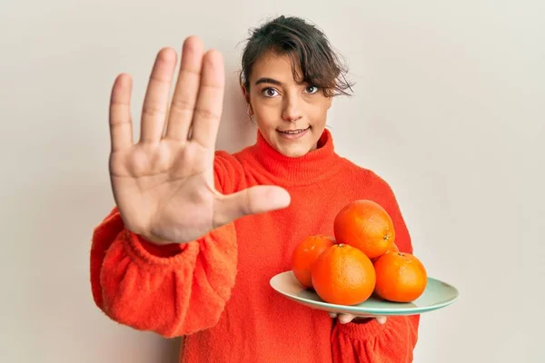 Mujer Hispana Joven Sosteniendo Naranjas Frescas Con Mano Abierta Haciendo —  Fotos de Stock