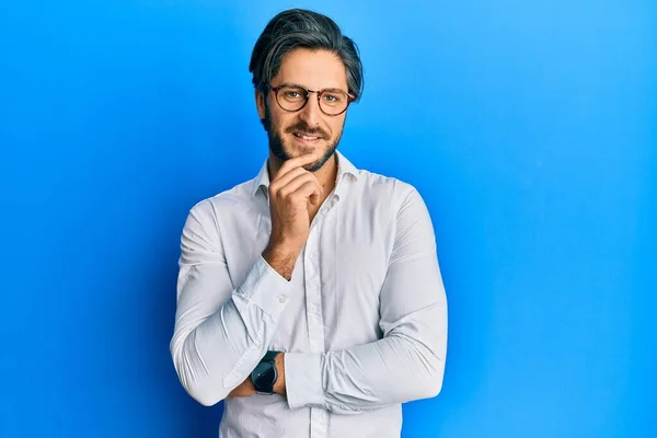 Jovem Hispânico Vestindo Roupas Casuais Óculos Sorrindo Olhando Confiante Para — Fotografia de Stock