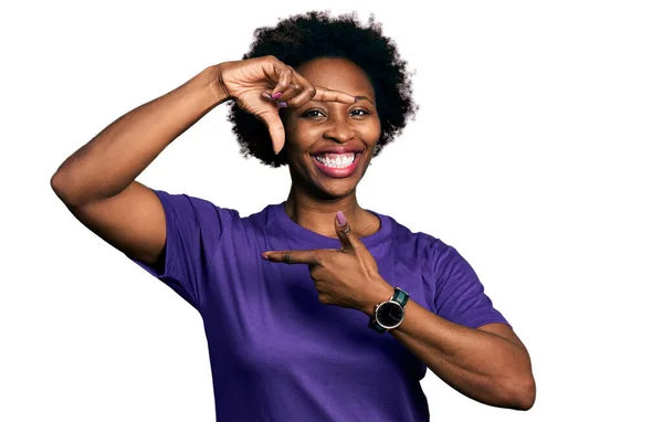 Africká Američanka Afro Vlasy Sobě Ležérní Fialové Tričko Úsměvem Dělat — Stock fotografie