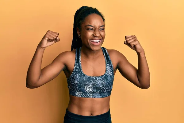 Donna Afroamericana Con Capelli Intrecciati Che Indossa Abbigliamento Sportivo Mostrando — Foto Stock