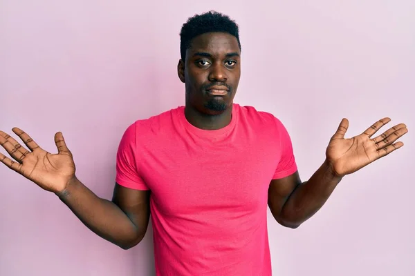Όμορφος Μαύρος Άντρας Που Φοράει Ροζ Μπλουζάκι Χωρίς Ιδέα Και — Φωτογραφία Αρχείου