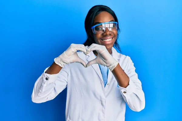 Jeune Femme Afro Américaine Portant Uniforme Scientifique Souriant Amour Faisant — Photo