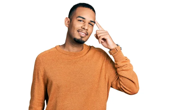 Junger Afrikanisch Amerikanischer Mann Lässiger Kleidung Lächelt Und Zeigt Mit — Stockfoto