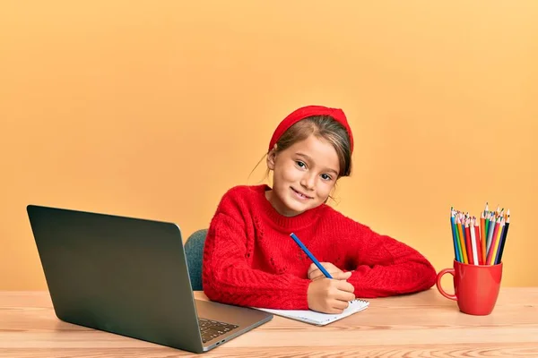 Klein Mooi Meisje Studeren Met Behulp Van Computer Laptop Knipogen — Stockfoto