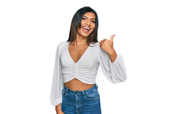 Joven Transexual Latina Transgénero Vistiendo Ropa Casual Sonriendo Con Cara —  Fotos de Stock