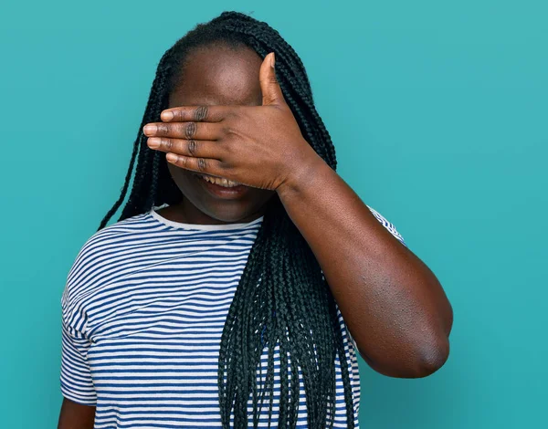 Jonge Zwarte Vrouw Met Vlechten Casual Kleding Lachend Lachend Met — Stockfoto
