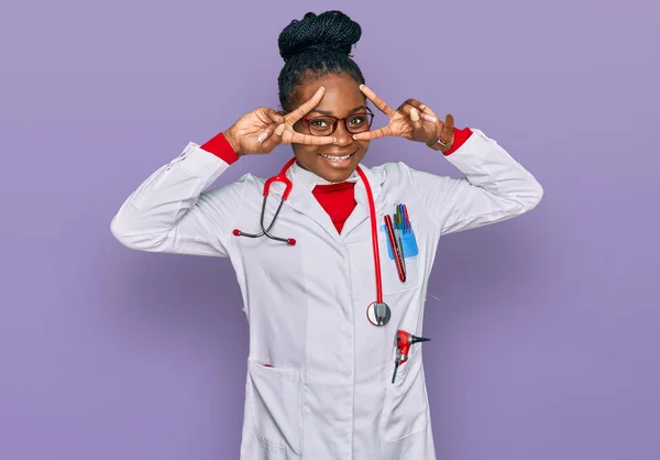 Genç Afro Amerikan Kadın Doktor Üniforması Giyiyor Steteskop Barış Sembolü — Stok fotoğraf