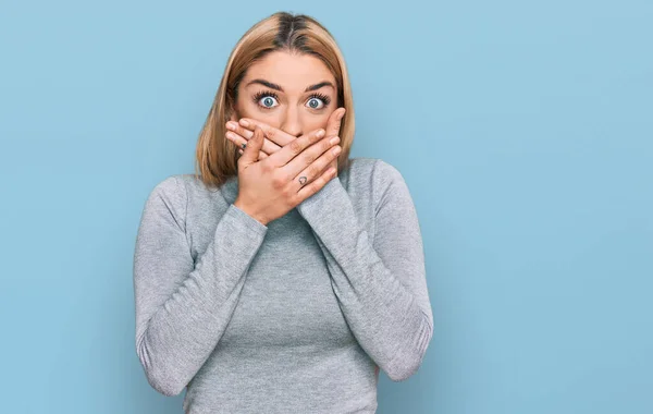 Ung Kaukasisk Kvinna Klädd Vardagskläder Chockade Täcka Munnen Med Händer — Stockfoto