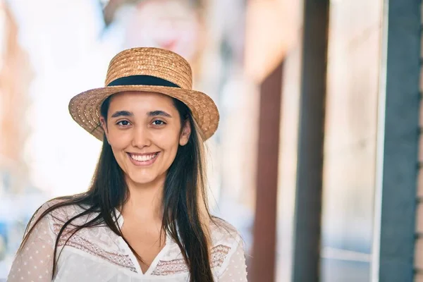 Jovem Turista Hispânica Usando Chapéu Verão Cidade — Fotografia de Stock