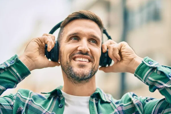 Jeune Homme Caucasien Souriant Heureux Utilisant Des Écouteurs Ville — Photo