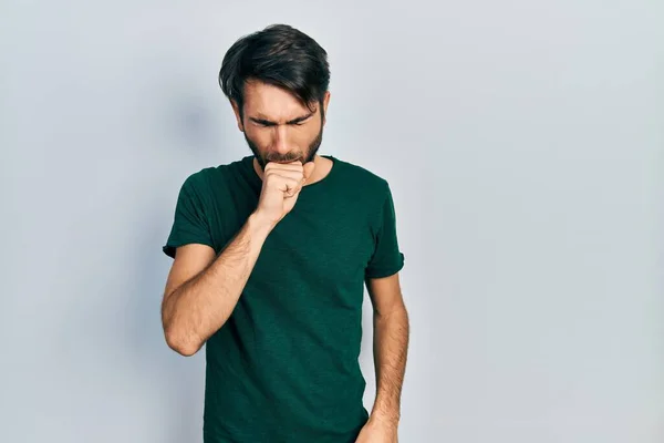 風邪や気管支炎の症状として カジュアルな白いTシャツを着て咳をしている若いヒスパニック系の男性 ヘルスケアの概念 — ストック写真
