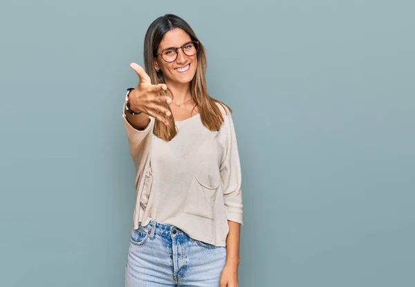 Mujer Joven Vestida Con Ropa Casual Gafas Sonrientes Amistosas Ofreciendo —  Fotos de Stock