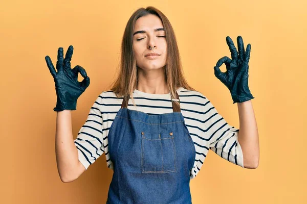 Junge Hispanische Frau Trägt Friseurschürze Entspannt Und Lächelt Mit Geschlossenen — Stockfoto