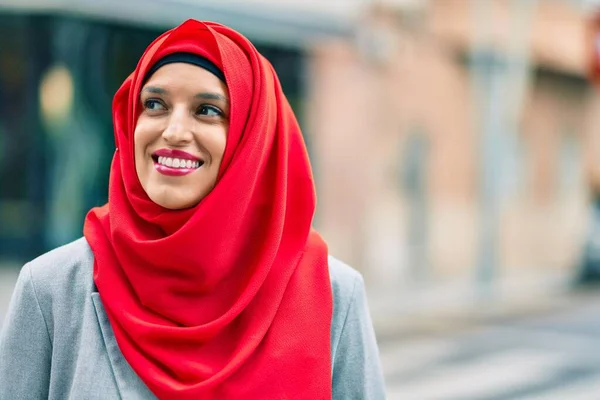 Jovem Árabe Mulher Vestindo Hijab Sorrindo Feliz Para Cidade — Fotografia de Stock