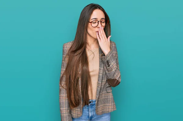 Fiatal Spanyol Lány Üzleti Ruhát Szemüveget Visel Unatkozva Ásít Kézzel — Stock Fotó