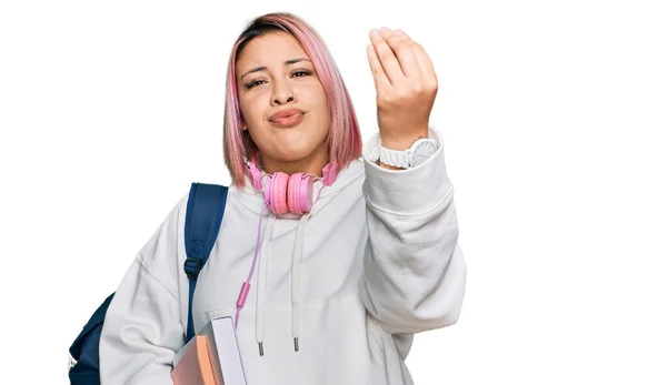 Mujer Hispana Con Pelo Rosa Usando Mochila Estudiante Auriculares Haciendo —  Fotos de Stock