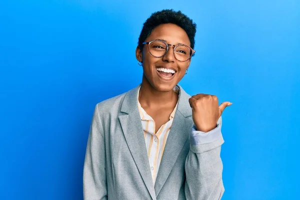 Chica Afroamericana Joven Con Chaqueta Negocios Gafas Sonriendo Con Cara —  Fotos de Stock